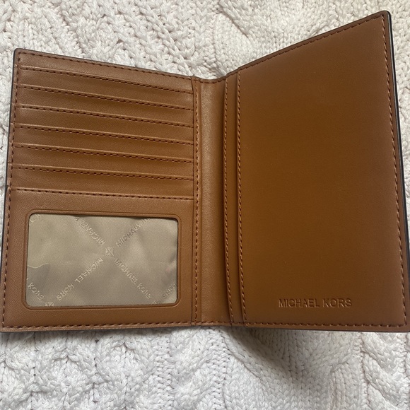 Michael Kors wallet brand new! Never has been used before. Light brown interior. - Picture 2 of 4